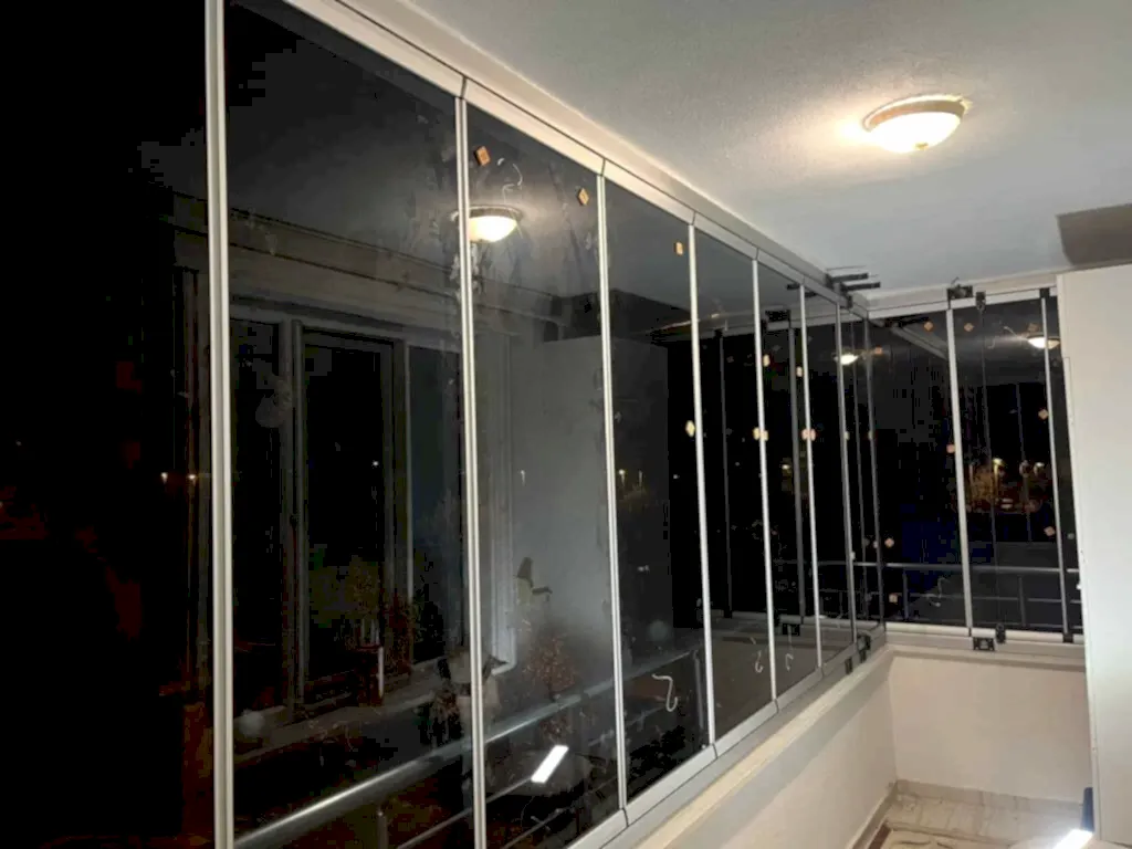 Cam Balkon İçeriği Göstermeyen